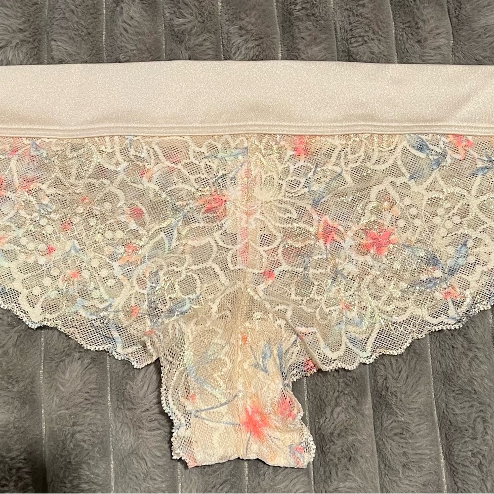 VICTORIA’S SECRET PINK CHEEKSTER LARGE BEIGE LACE PINK SHIMMER STRETCH FLORAL LE